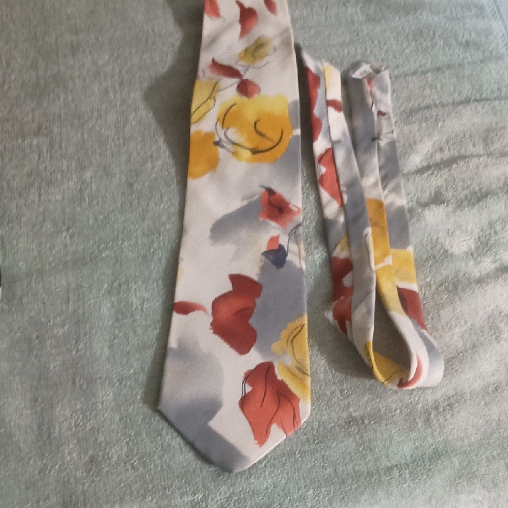 Floral Patterned Tie in Gray and Yellow